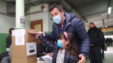Rojas votó y criticó a los radicales por demorar el inicio de algunas votaciones