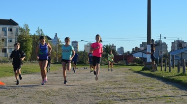 Un centenar de pibes y pibas de la Escuela de Atletismo competirán en Mar del Plata