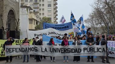 Una multitud en Necochea exigió el fin de los recortes a la educación y salud pública