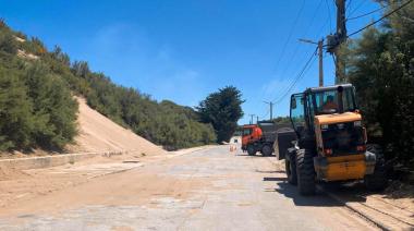 Trabajadores de Puerto Quequén retiran arena en la Avenida 2 hacia la escollera sur