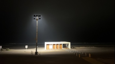 Confirman la instalación de luminarias nuevas en postes de la playa