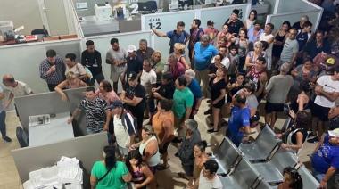 Pueblada, bronca y destrozos contra la Cooperativa Eléctrica de Bolívar