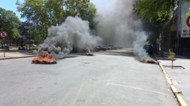 Pese a tener que solicitar el suministro, vecinos cortaron la calle y quemaron gomas frente al Municipio