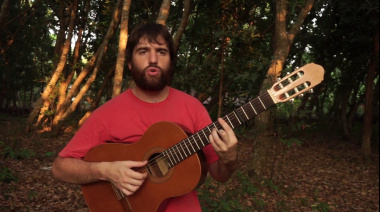 Pedro, voz y guitarra de Paraná Berreta, llega a Necochea con su folklore urbano
