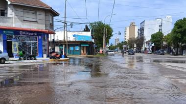 Obras Sanitarias repara un caño maestro en la Diagonal San Martín