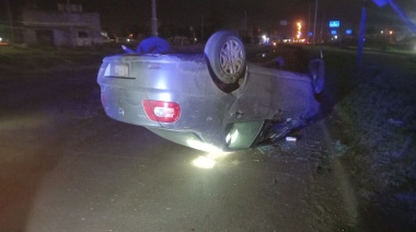 Volcó un Fiat Siena en Quequén tras impactar contra un cartel