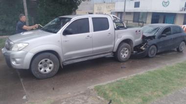 Fuerte choque entre un auto y una camioneta en Avenida 75