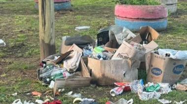 Cansados de la mugre: vecinos de la Villa del Deportista instalaron una cámara para escrachar a quienes arrojan basura en la plaza