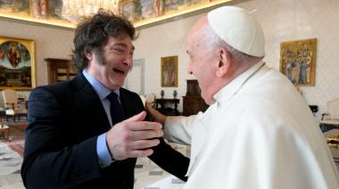 Las fotos de Milei con el papa Francisco: Cambio de discurso, risas, abrazos y hasta alfajores Cachafaz