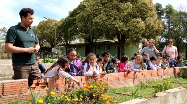 Niños del Jardín 902 exploraron el vivero municipal en busca de mariposas