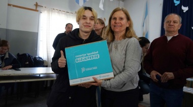 El Intendente en la entrega de netbooks en Quequén como parte del programa Conectar Igualdad Bonaerense