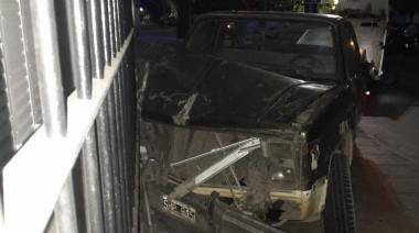Otra vez el alcohol al volante en Necochea: Estrelló su camioneta contra una casa