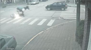 Insólito accidente en Necochea: Motociclista herida al ser embestida por un caballo suelto en el centro