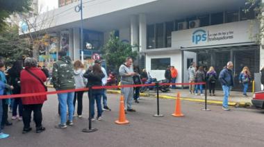 Docentes bonaerenses protestaron en el IPS por la demora en las jubilaciones