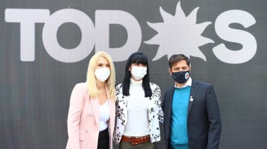 Andrea Cáceres junto a Cristina, Alberto y Axel en La Plata