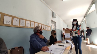 Andrea Cáceres votó en la Escuela 2 junto a su familia