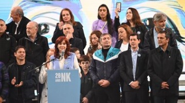 Multitudinario acto en Plaza de Mayo para conmemorar a Néstor Kirchner al grito de "uno más" por otro mandato de Cristina Fernández