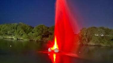 Instalaron una fuente de agua con luces en el Río Quequén