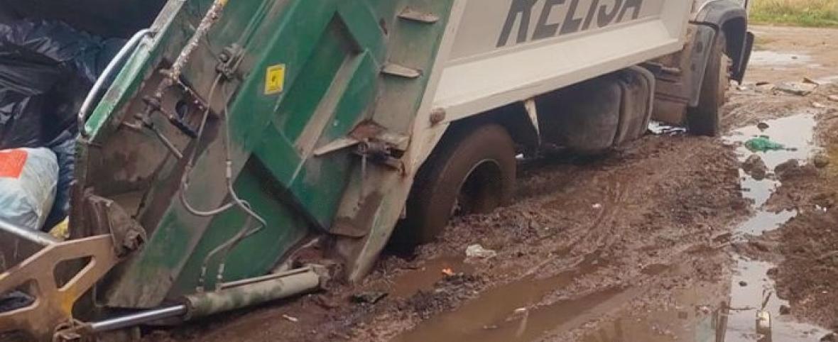 Sin tosca, el barro continúa: un camión de Relisa encajado en un fangal de Quequén