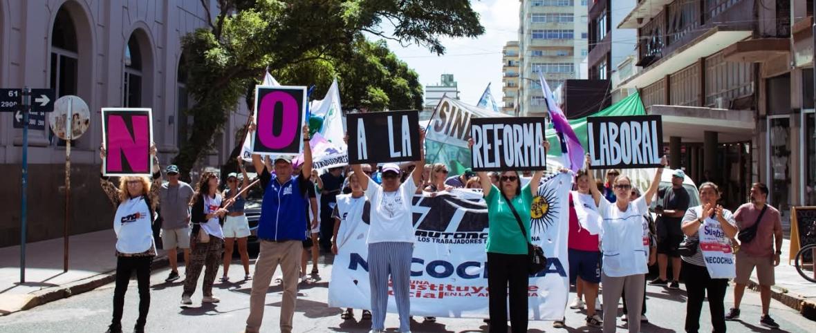 Marcha en Necochea contra la Reforma Laboral: gremios coparon el centro en el marco del paro nacional