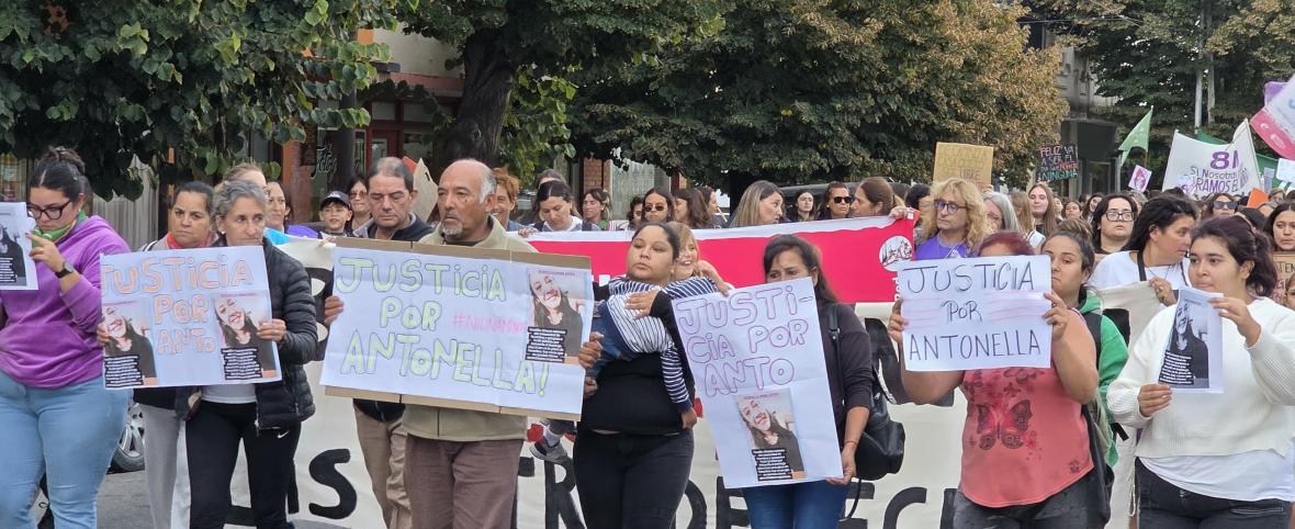 “Me la arrancaron”: el padre de Antonella Álvarez pidió justicia en la marcha del 8M