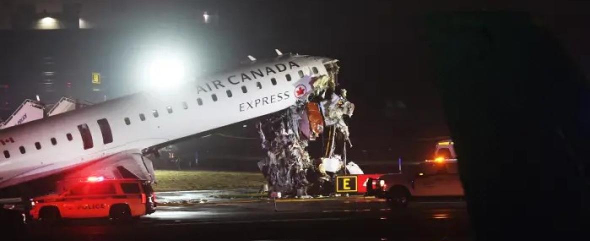 Tragedia en Nueva York: un avión chocó con un camión de bomberos y dejó al menos dos muertos