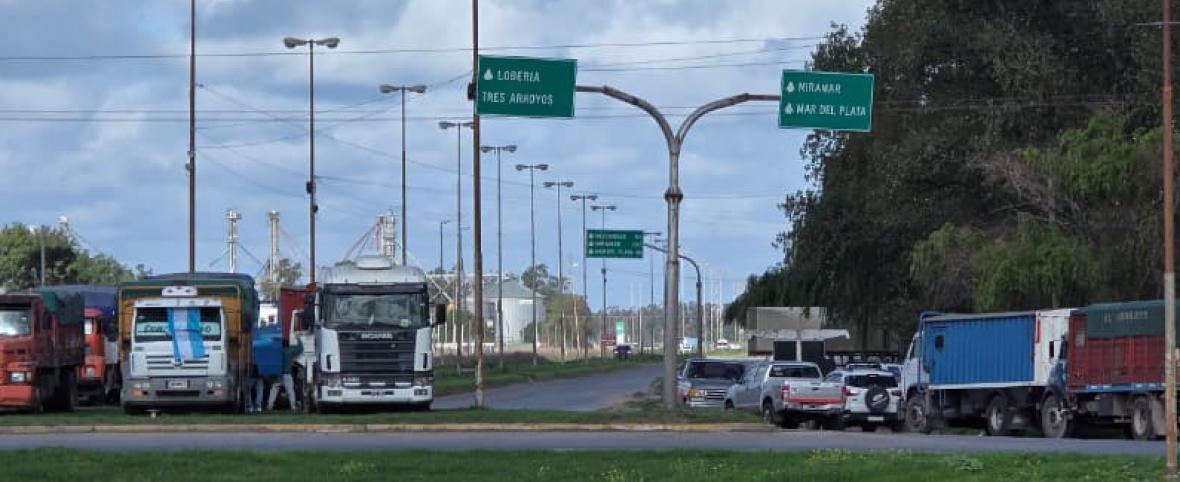 Paro, granos que no llegan y buques en espera: la crisis ya impacta en Quequén y Bahía Blanca