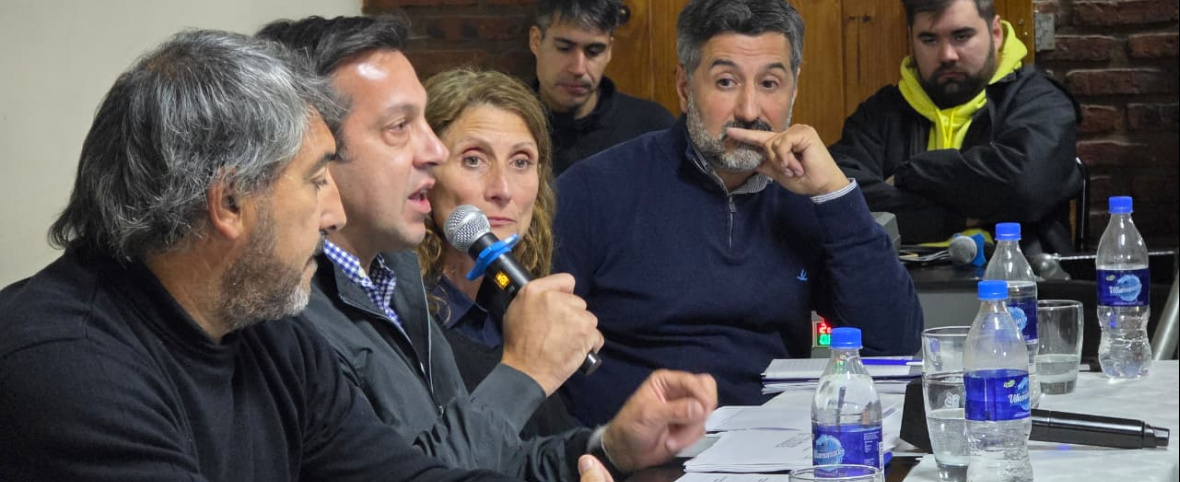 Cara a cara con Rojas: vecinos de La Dulce lo llenaron de reclamos por la crisis sanitaria