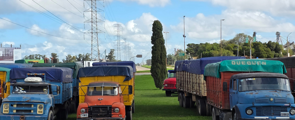 Sigue la concentración de transportistas en Quequén y la zona ante el desacuerdo por tarifas