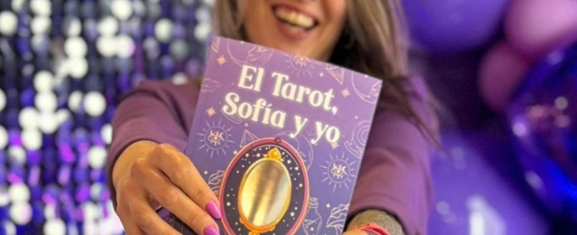 Es de Necochea, hizo del tarot su camino y presentará su primera obra en la Feria del Libro