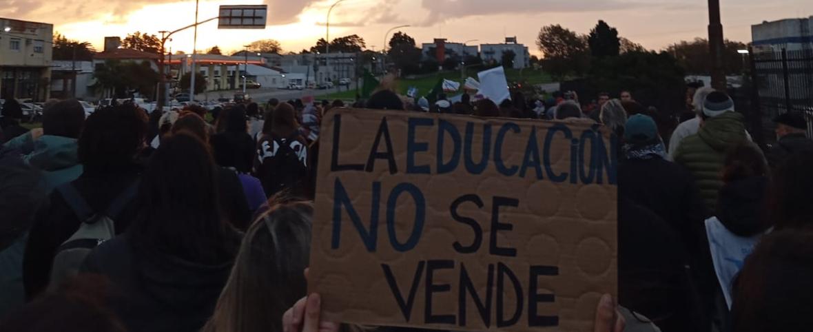 Multitudinaria Marcha Federal Universitaria: fuerte movilización en Necochea y una Plaza de Mayo colmada contra el ajuste