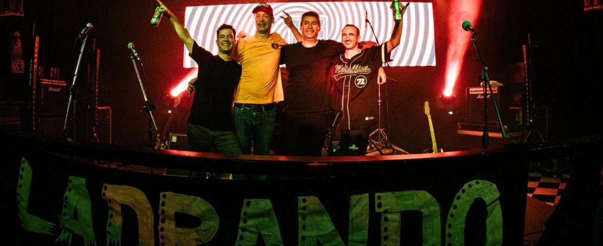 Ladrando Fuerte estrenó “Pocas Pulgas” como se presentan los discos: tocándolo entero