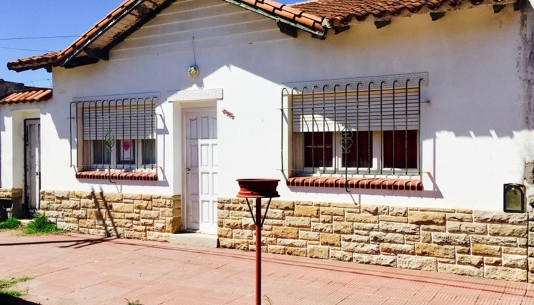 VENDO CASA A RECICLAR EN MUY BUENA ZONA DE NECOCHEA