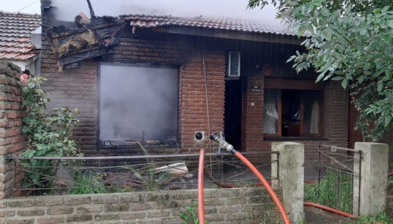 Incendio en Necochea: Bomberos rescataron a una mujer que quedó internada con el 70% del cuerpo quemado