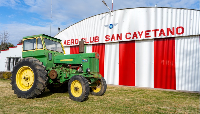 Donan un tractor al Aero Club en San Cayetano