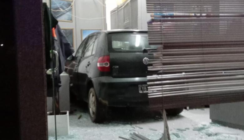 El tránsito en Necochea: Perdió el control del auto y terminó adentro de un local