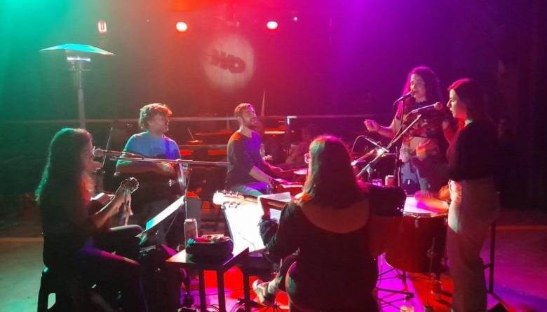 Sábado en WO: noche brasilera con cena show y la energía de "Quase Roda"