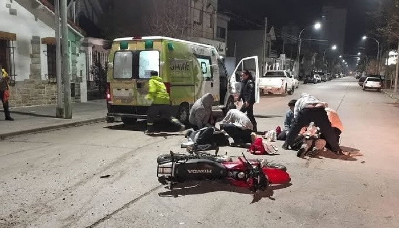 Grave choque: dos jóvenes en moto hospitalizados tras escapar de Tránsito