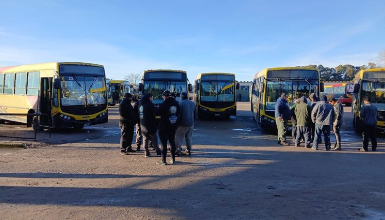Choferes de Necochea cobrarán sus sueldos tras el ingreso del subsidio, pero denuncian “tomada de pelo”
