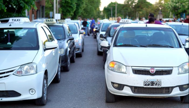 Bocinas por seguridad: taxistas y remiseros se manifestaron en Necochea y esperan ser recibidos por el intendente