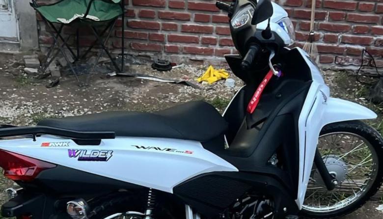 Un repartidor de Grido fue atacado con machete y arma de fuego: le robaron la moto