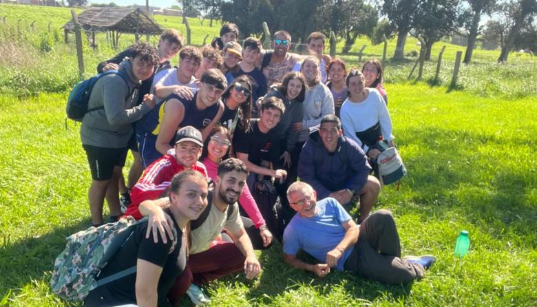 “La vida en la naturaleza no es solo dormir en carpa”: una propuesta que invita a repensar la educación al aire libre