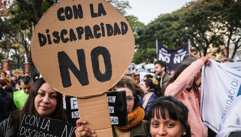 Ordenan al Gobierno devolver todas las pensiones por discapacidad suspendidas en Argentina