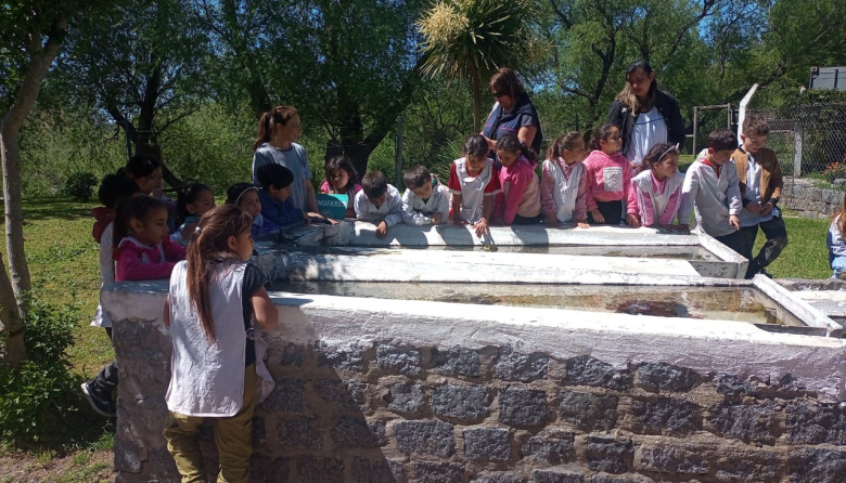 Estudiantes necochenses aprenden sobre el pejerrey en la Estación de Piscicultura