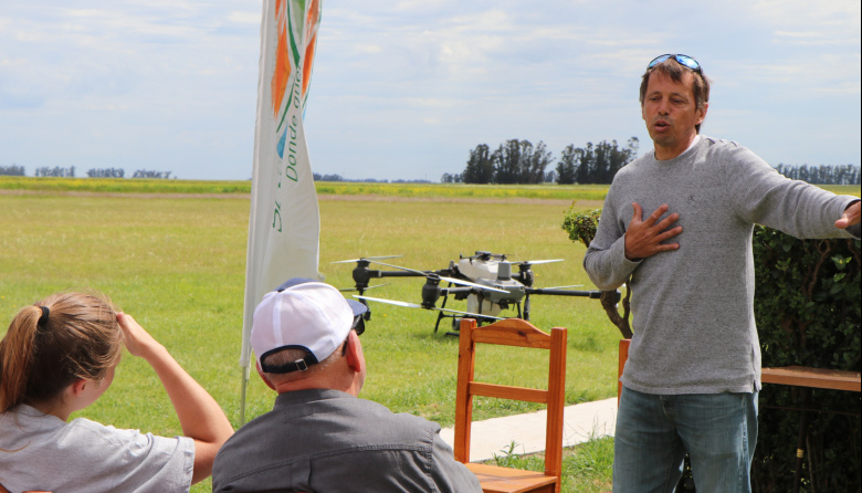 Un vecino de Necochea disertó en San Cayetano sobre el uso de drones en el agro