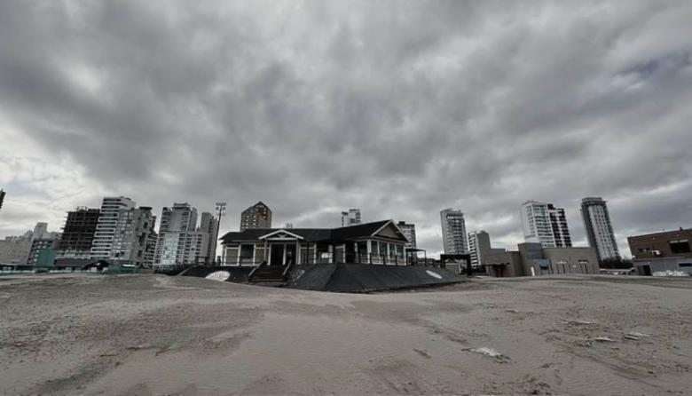 Cómo estará el tiempo este martes en Necochea: chaparrones, viento y mejora