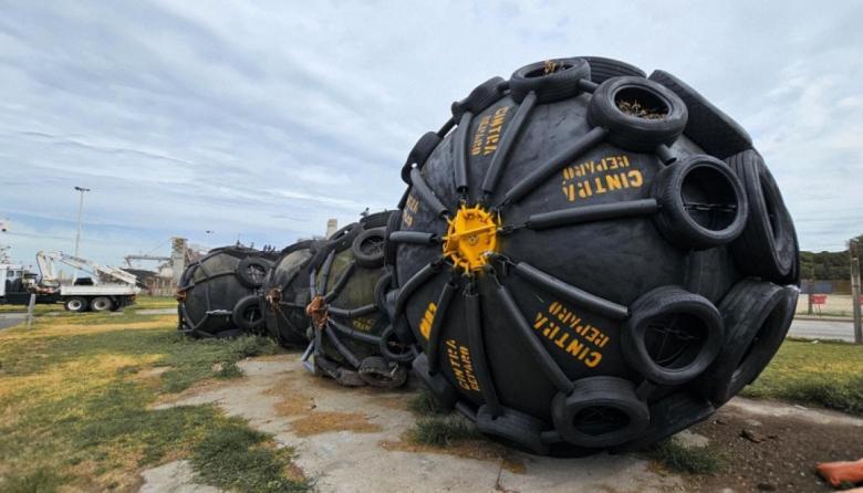 Realizaron trabajos de mantenimiento en las defensas neumáticas de Puerto Quequén