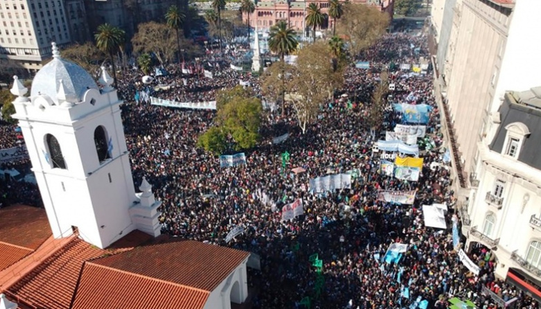 Con el Senado en sesión, Necochea sale a la calle contra la reforma laboral de Mile