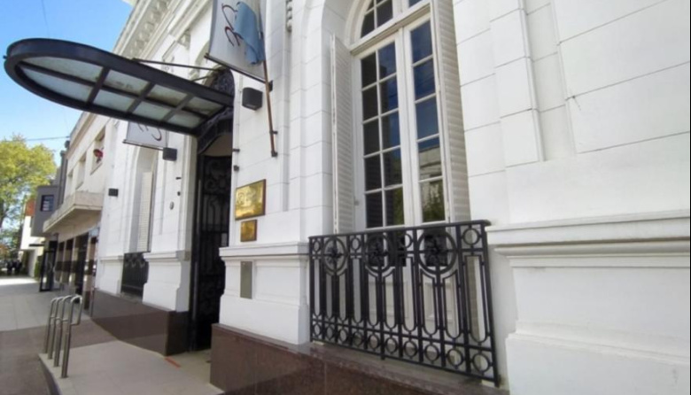 Escala la tensión por la subasta del Casino en Necochea: el Colegio de Abogados salió a defender a los profesionales señalados