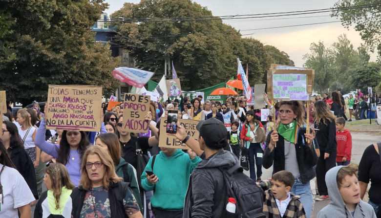 Necochea marchó por el 8M: reclamos de justicia y críticas al ajuste